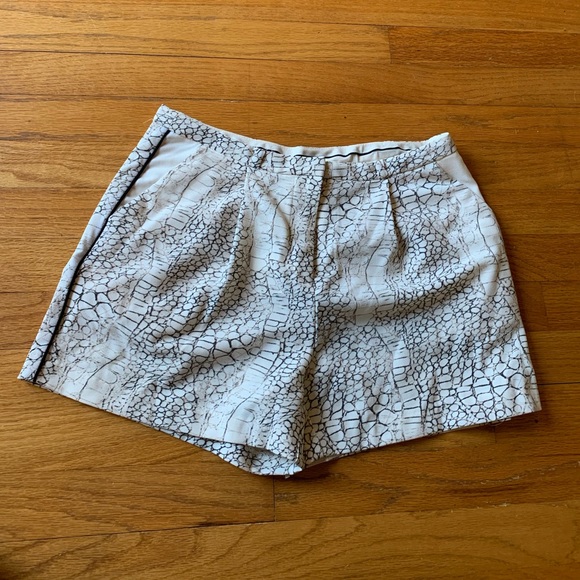 Philosophy Pants - NWT white snakeskin Philosophy shorts size 6